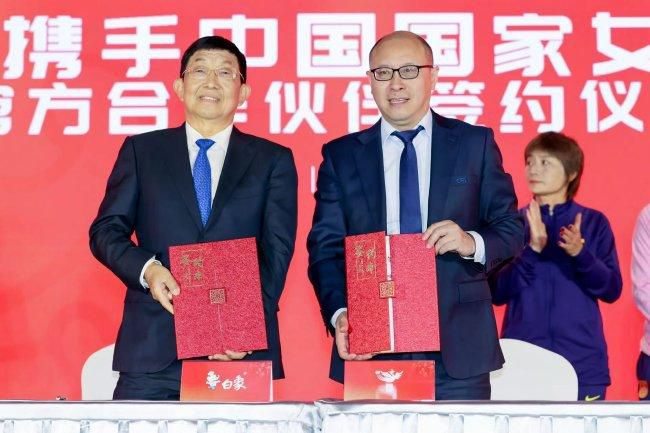 马岚此时也被萧常坤决绝的语气吓到了，紧抱着他的腿，一个劲的往下磕头，哭喊着说：老公啊......老公啊......你不能跟我离婚啊，我不能没有你啊，我真的知道错了，你就原谅我这一次吧，你要是不原谅我，我活着还有什么意思啊？我死了算了啊我。